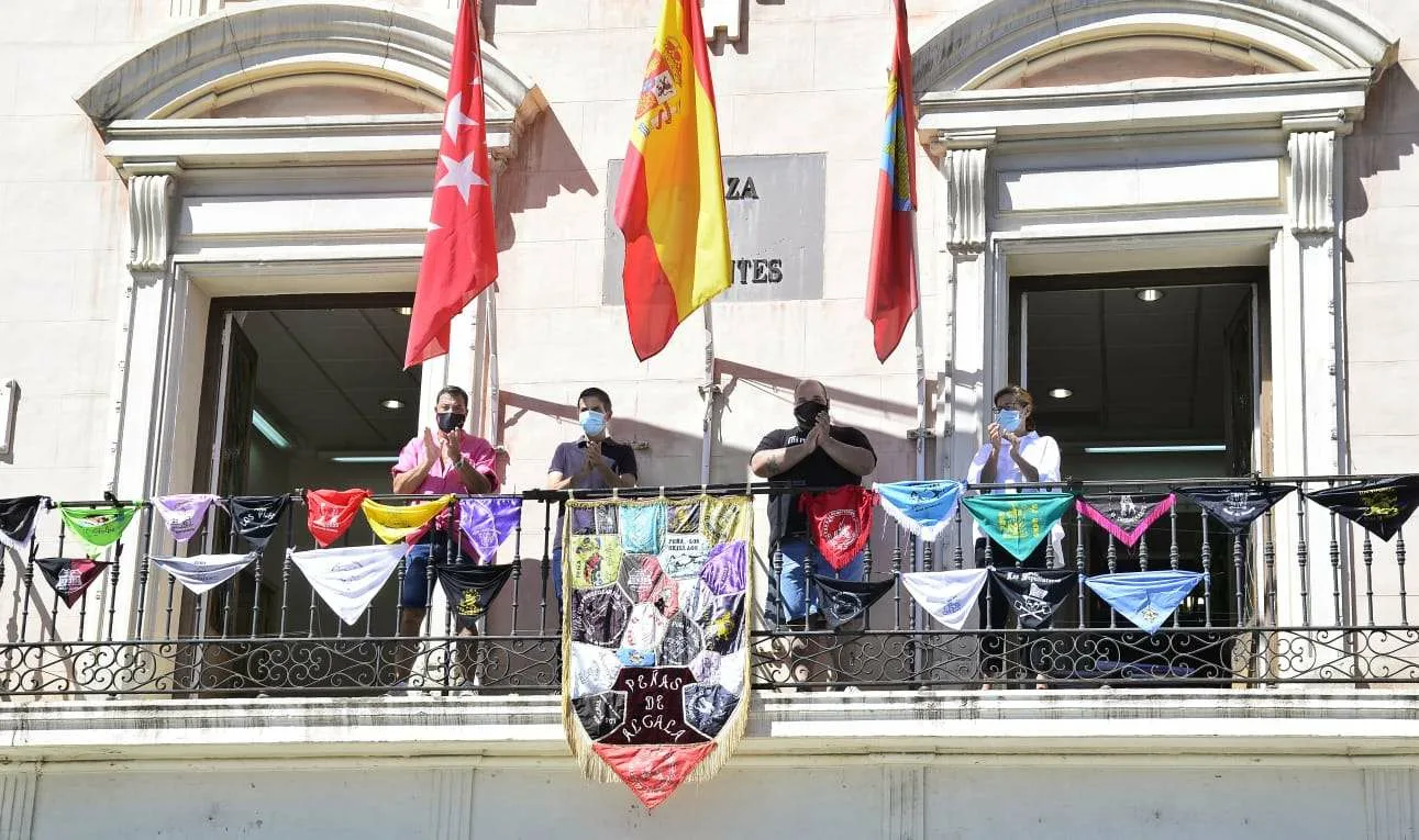 estandartes en los balcones